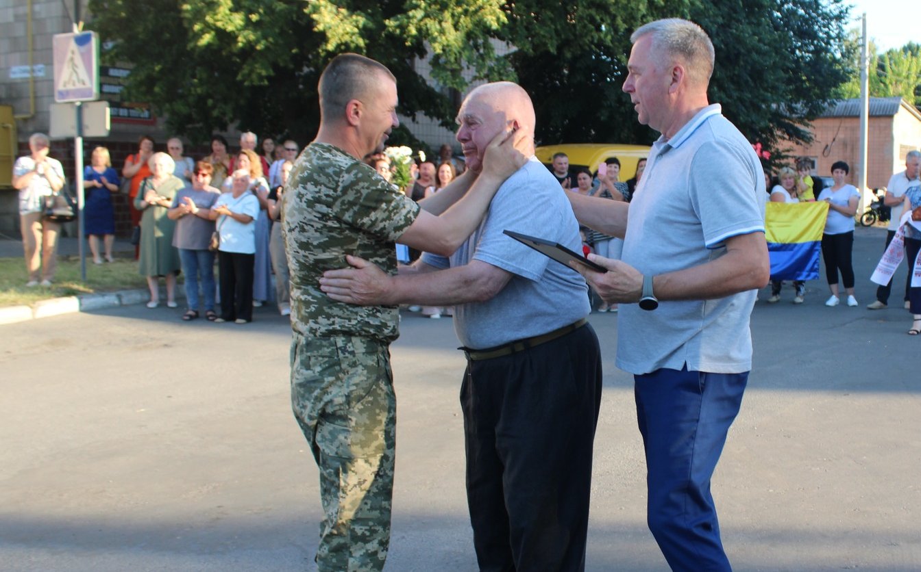 Обійми, на які чекали: ще одна громада Черкащини зустріла воїна з полону