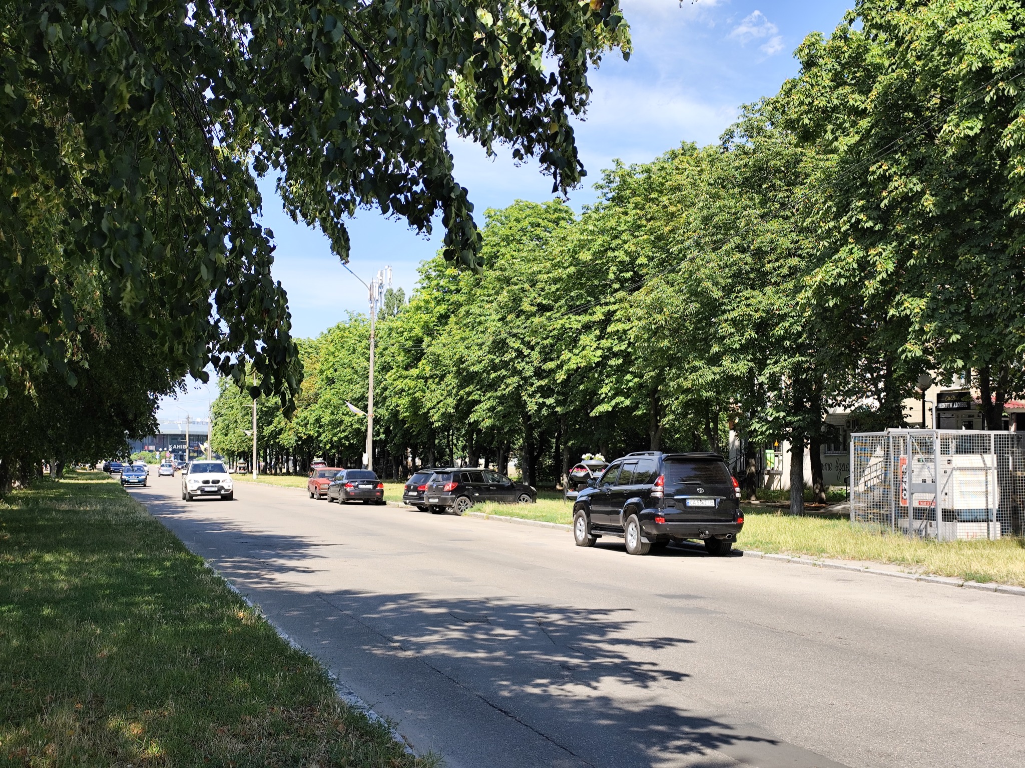 Уздовж Алеї по вулиці Захисників України в Каневі заборонять стоянку транспорту