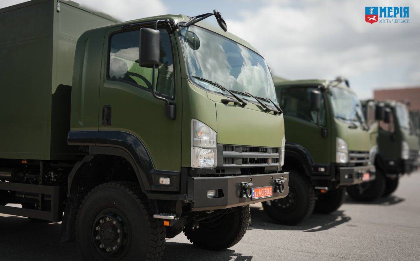 Три автомобілі передали захисникам від черкасців