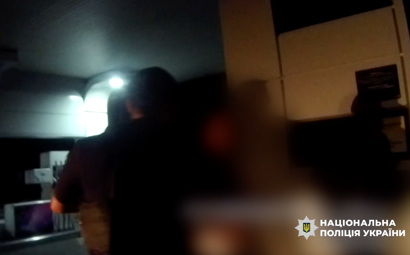 Троє чоловіків погрожували підірвати гранату на АЗС в Умані (ВІДЕО)