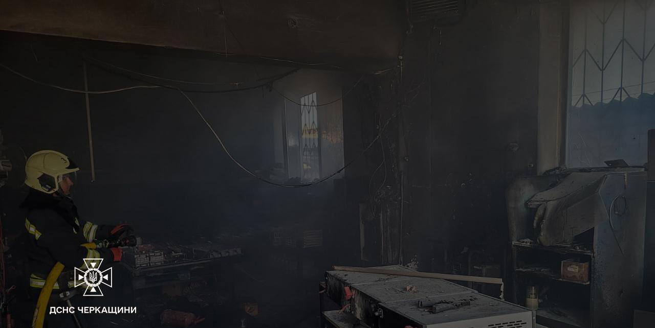 На СТО в Черкасах сталася пожежа, постраждали люди