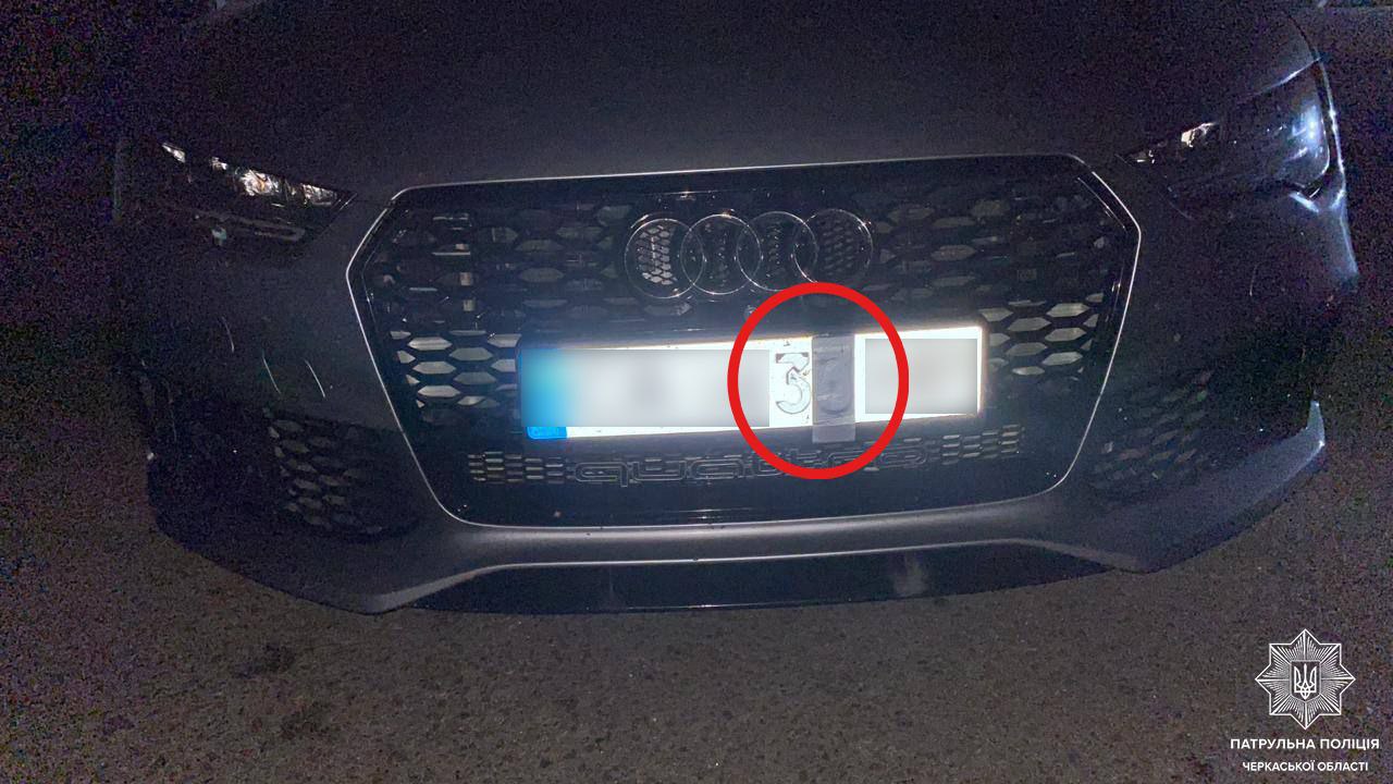 У Черкасах водій “Audi А7” намагався приховати символи номерного знака