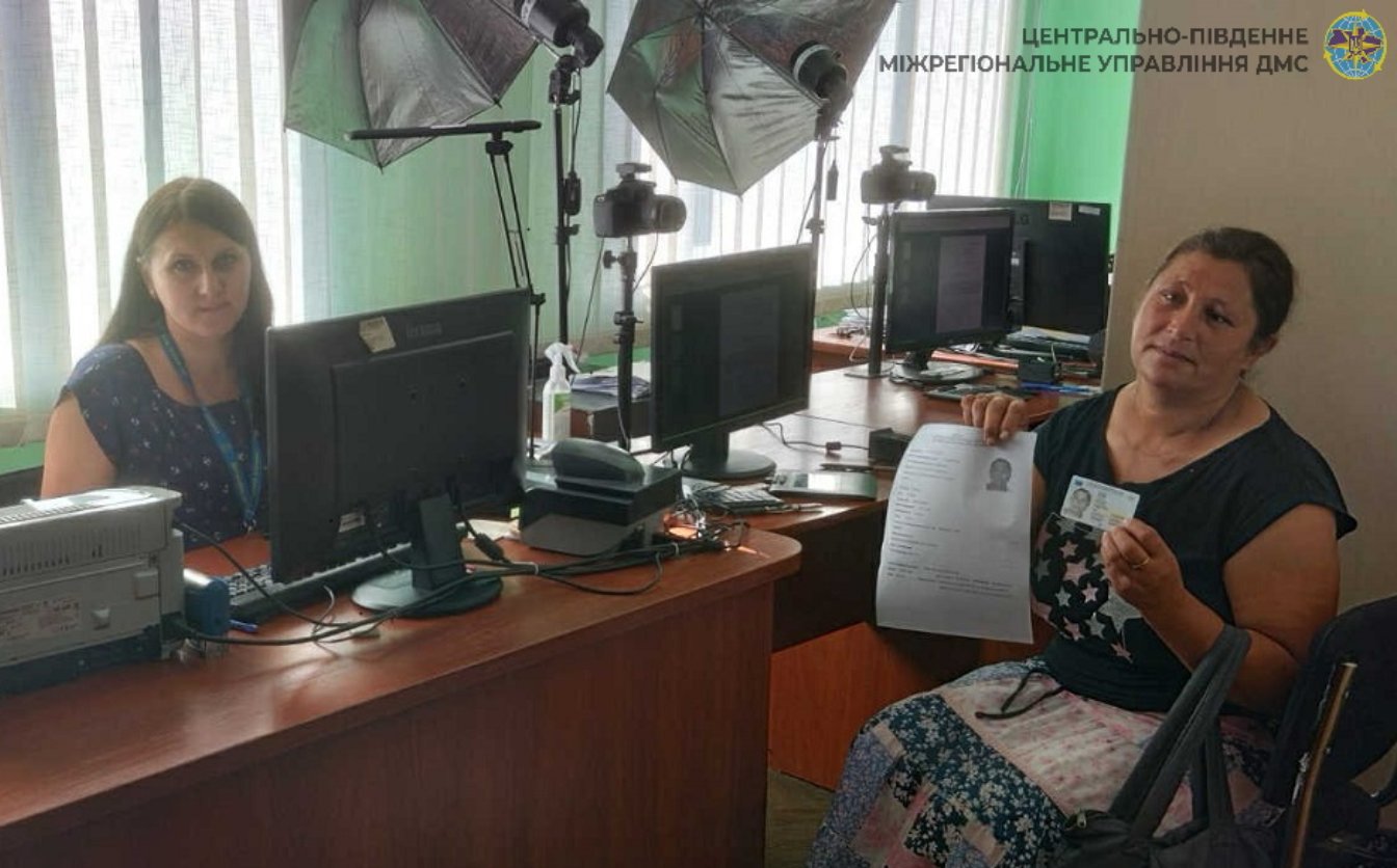 На Уманщині 45-річна жінка вперше в житті отримала паспорт