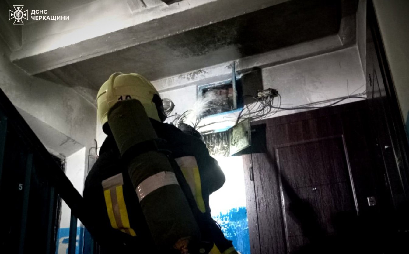 Під час пожежі в Каневі евакуювали пʼятьох мешканців багатоповерхівки