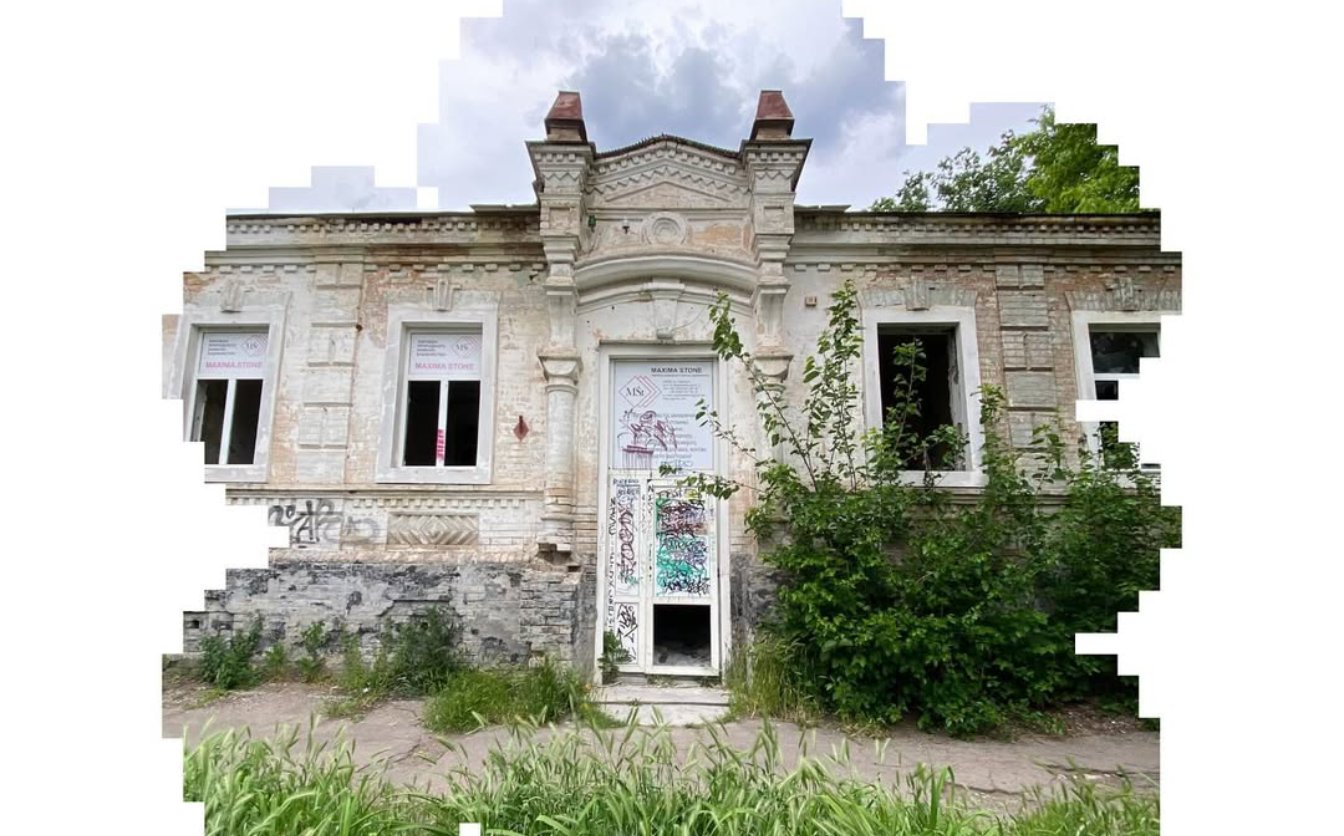 Небайдужі містяни поприбирали в історичній будівлі Черкас