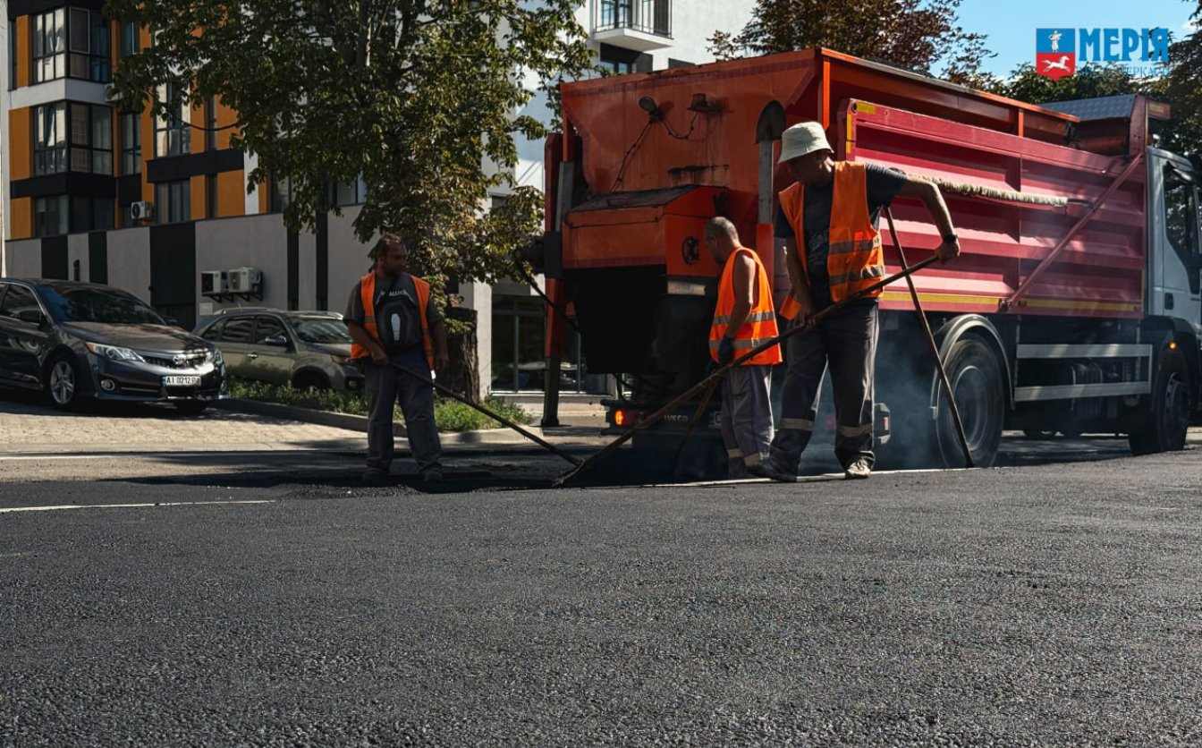 Черкаські комунальники облаштовують зупинки для оновленого автобусного маршруту