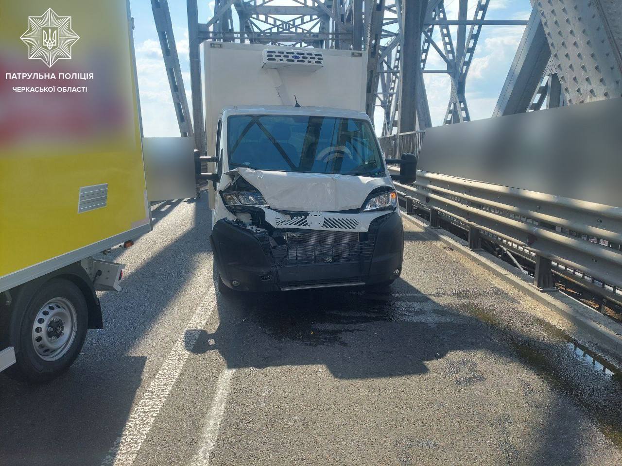 На черкаському мосту сталася ДТП: що відомо? (ФОТО)