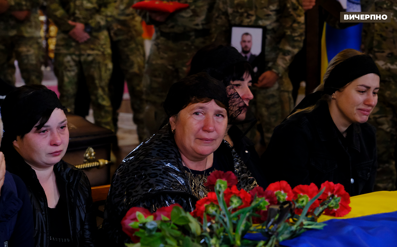 Черкаси провели в останню путь трьох поліцейських (ФОТО, ВІДЕО)