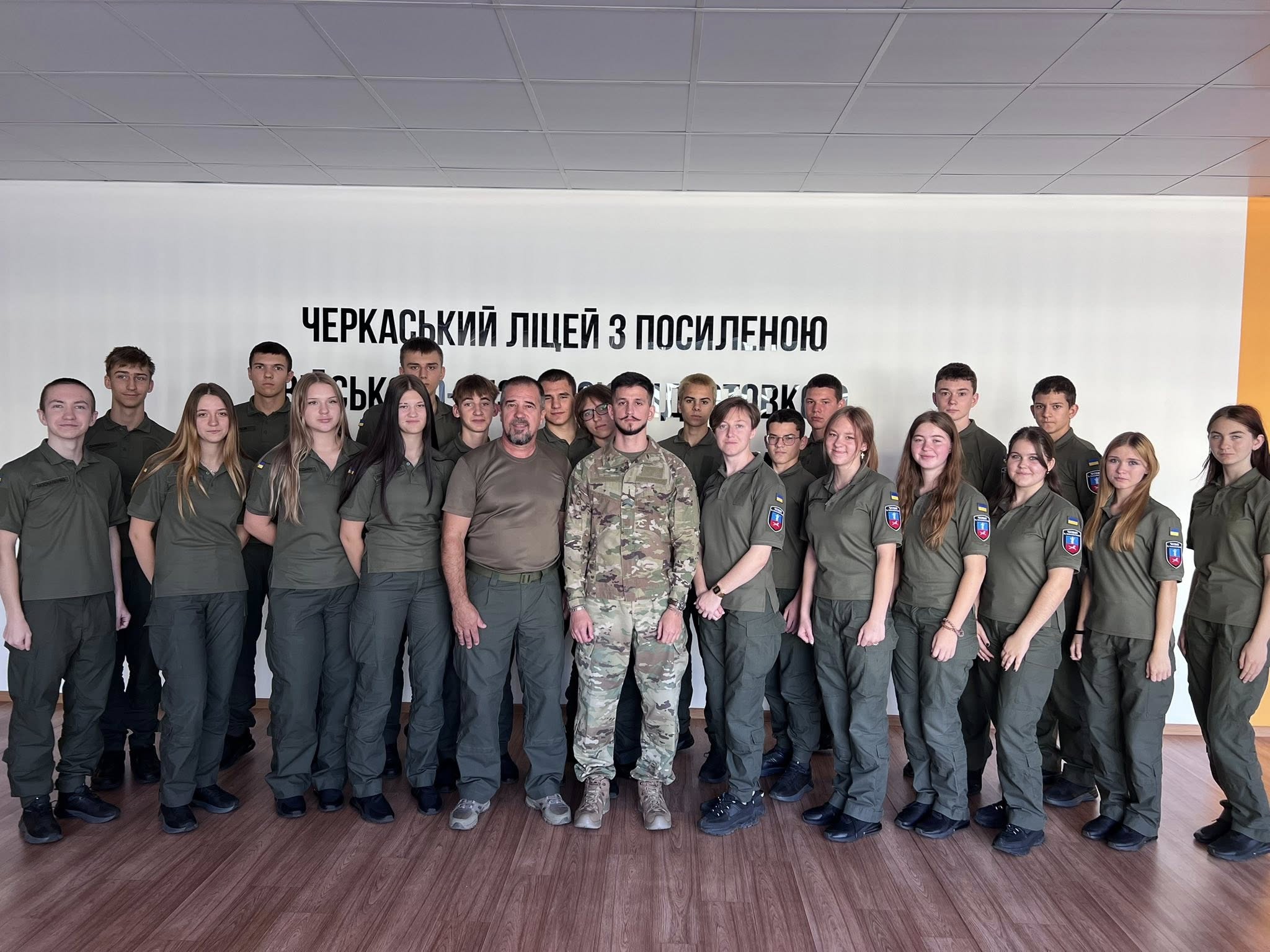 Десятикласники військового ліцею в Черкасах зустрілися з воїном-захисником