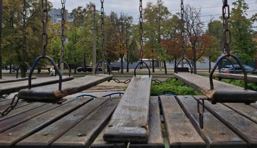 У черкаському сквері невідомі зламали й вкрали елемент дитячого майданчика