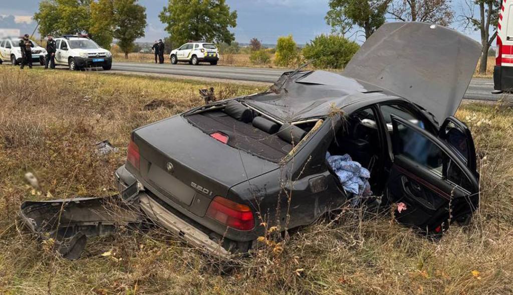 На Черкащині під час руху перекинулася “ВМW”, водій в лікарні (ФОТО)