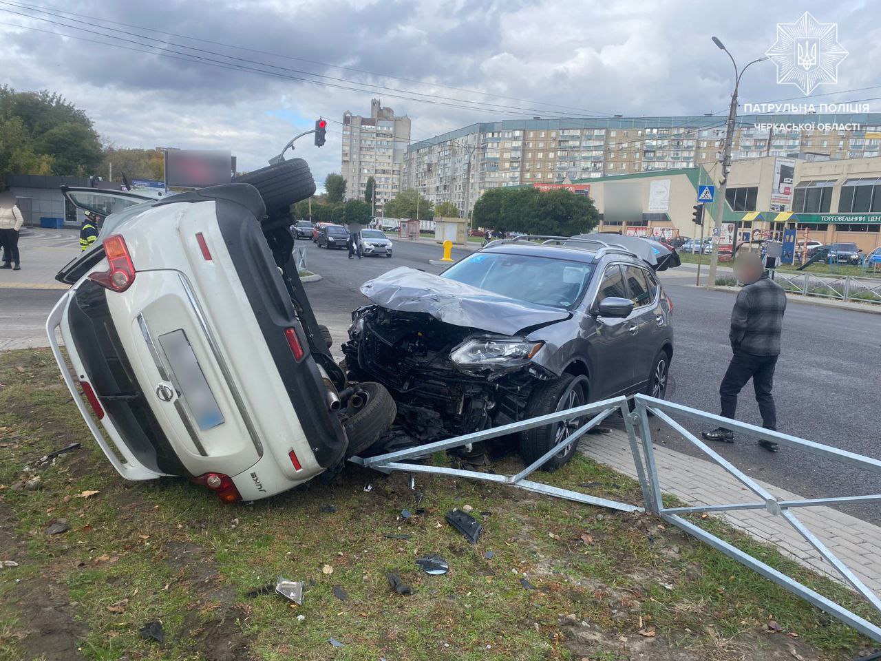 На перехресті в Черкасах вчора перекинувся “Nissan” (ФОТО)