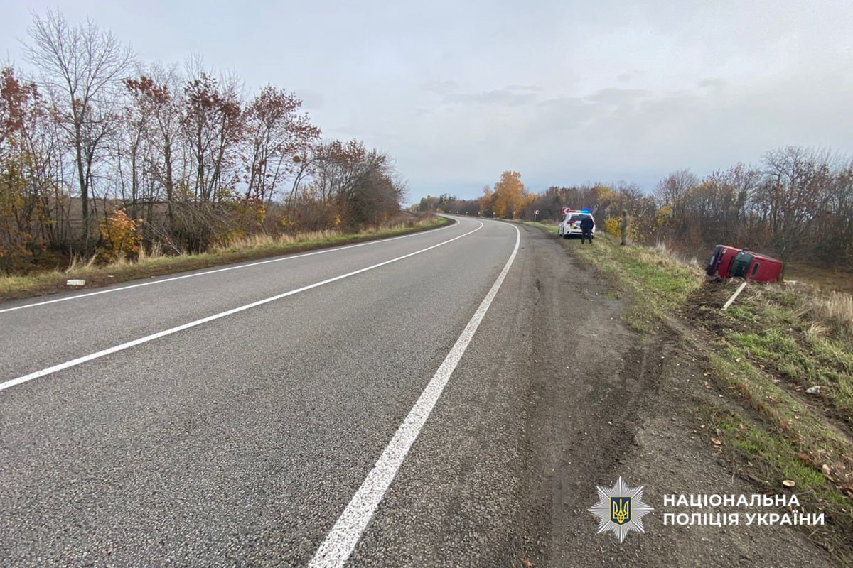 У Черкаському районі автівка з’їхала у кювет (ФОТО)