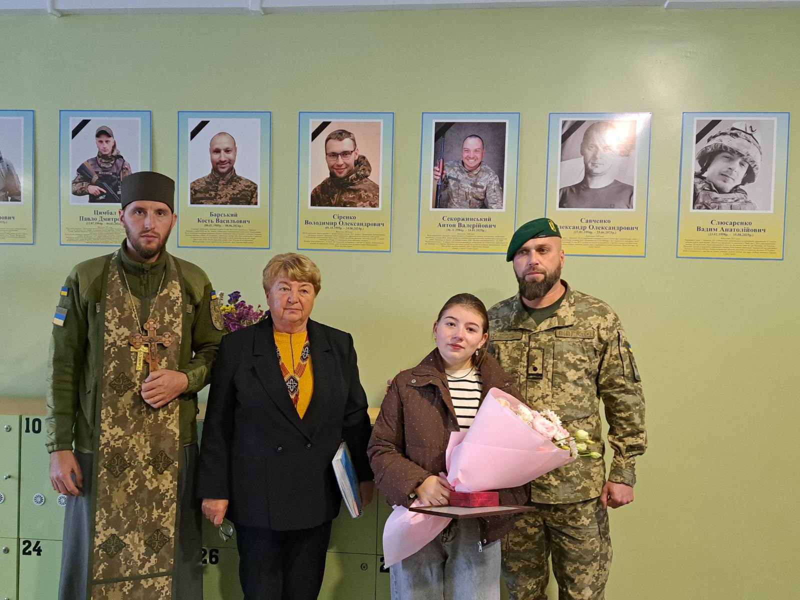 Школярка з Черкас отримала орден за батька