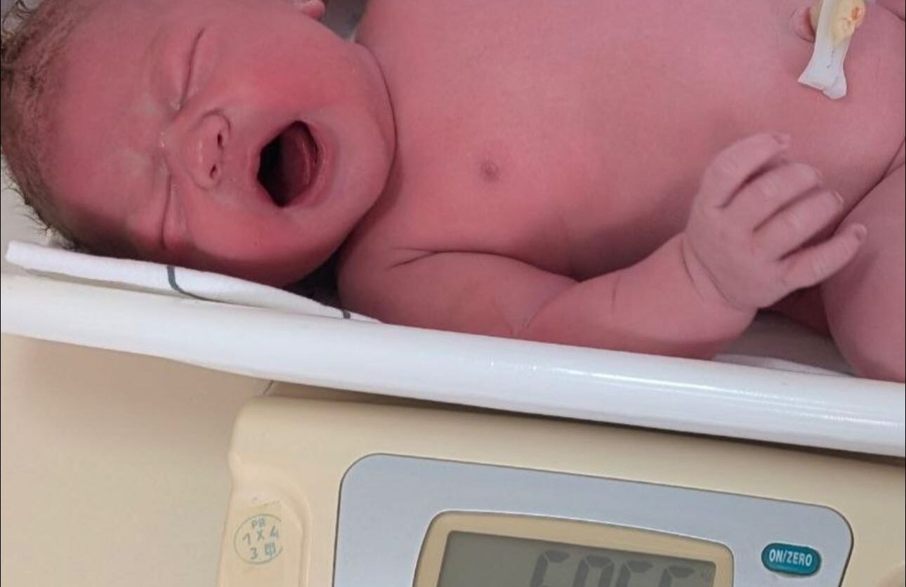 У черкаському пологовому народився богатир (ФОТО)