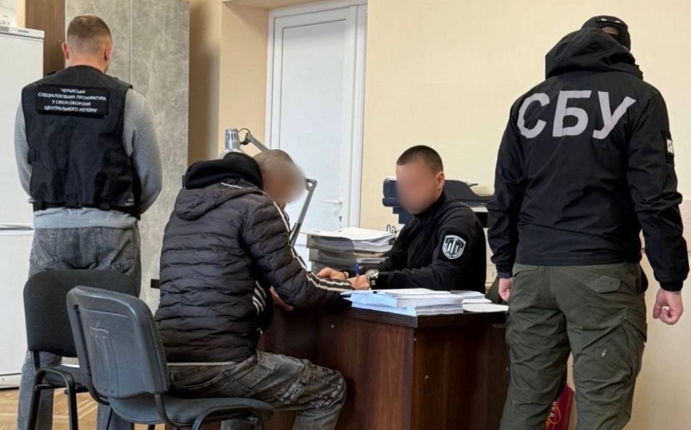 Двоє військових разом із цивільним на Черкащині збували пальне, яке належало частині