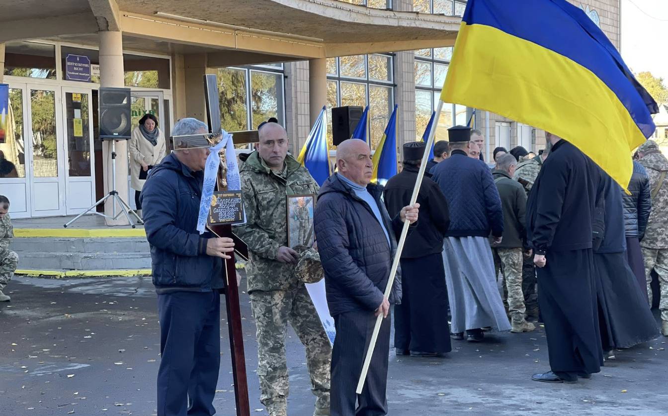 Тальнівщина провела в останню путь 26-річного воїна, серце якого зупинилося в Запорізькій області
