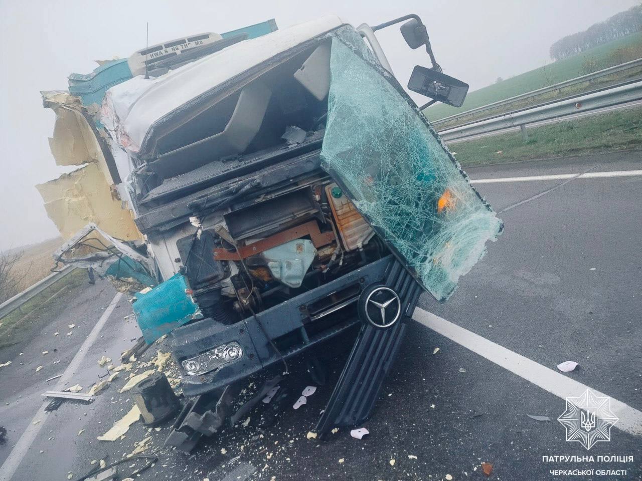 Поблизу міста Умань сталася ДТП між двома вантажівками (ФОТО)