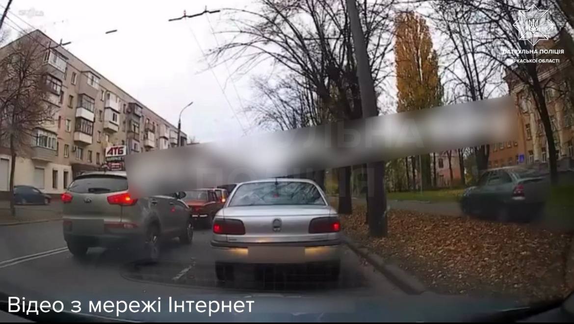 Не хотів стояти в заторах: у Черкасах водій рухався тротуаром (ВІДЕО)