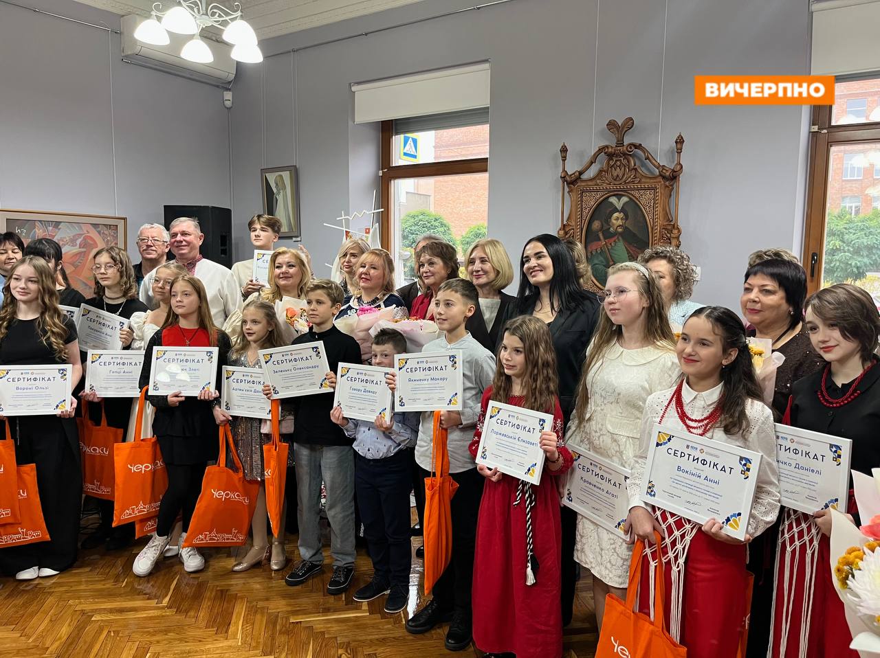 У Черкасах вручили стипендії міського голови найкращим учням та викладачам мистецьких шкіл (ФОТО)