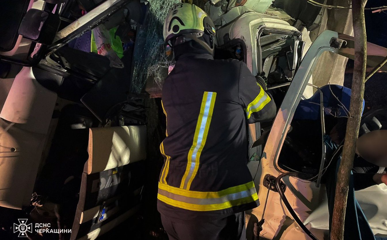 Поблизу Геронимівки вантажівка врізалась в дерево: є травмовані