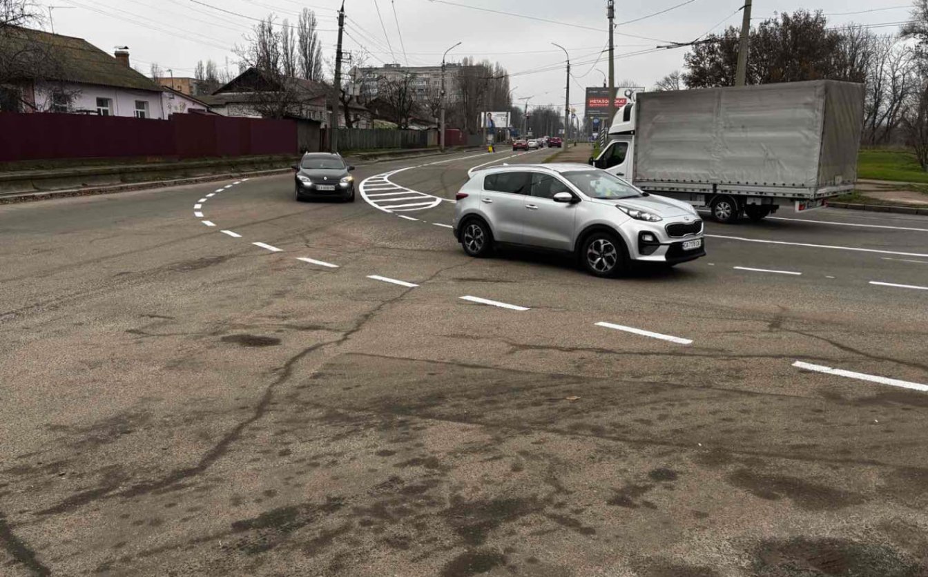 На перехресті в Черкасах нанесли нову розмітку