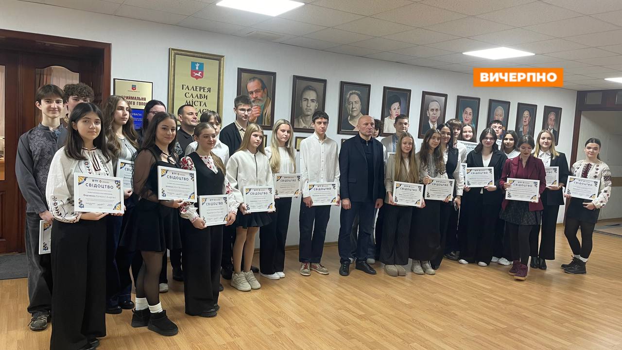 У Черкасах вручили свідоцтва про призначення муніципальних стипендій найкращим учням міста (ФОТО)