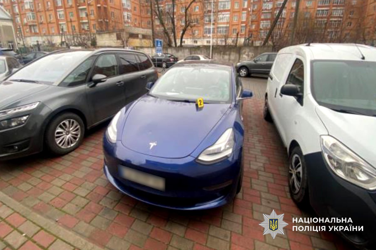 У Черкасах на автівку “Tesla” підкинули “коктейль Молотова”