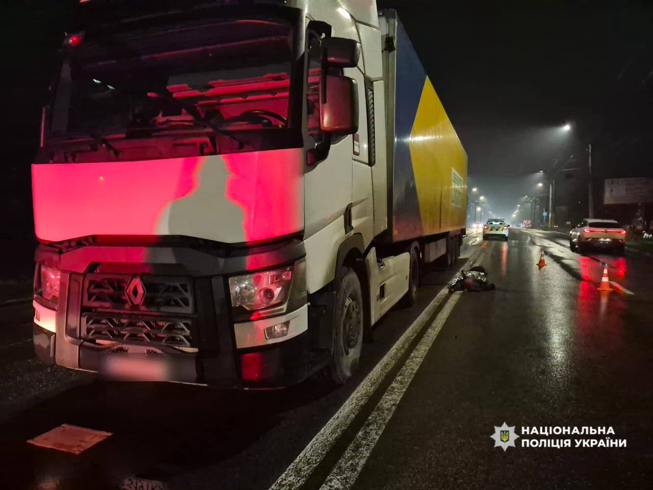 Під колесами вантажівки в Черкасах загинув чоловік