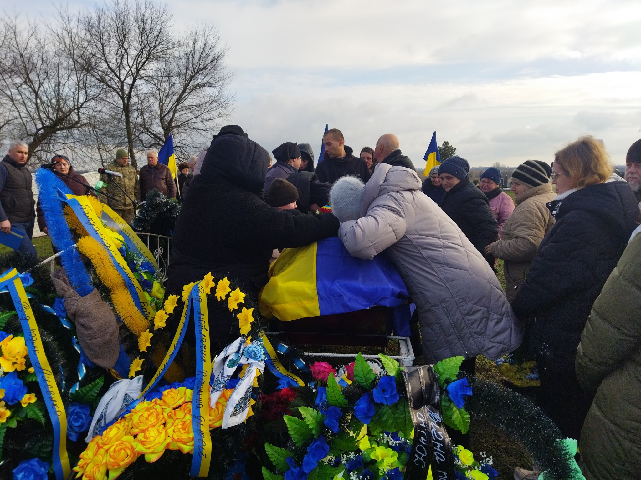 Без батька лишилися двоє діток: в Чорнобаї простилися з Героєм (ФОТО)