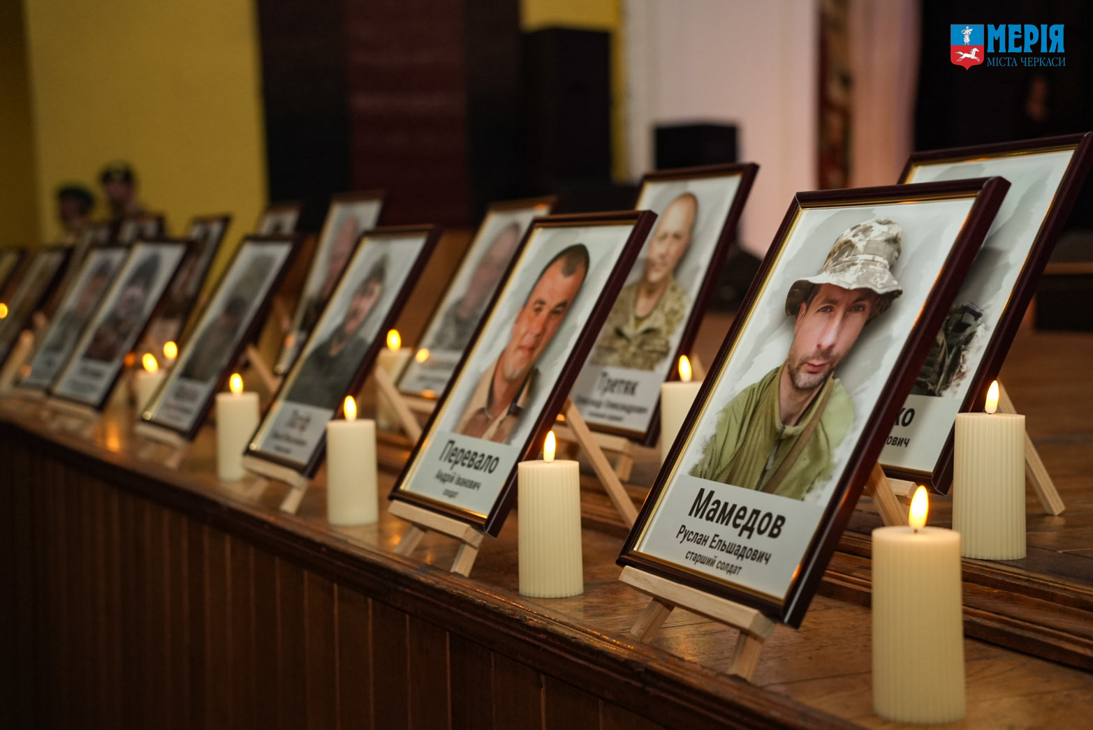 Родинам загиблих захисників вручили почесні відзнаки «Захисник України — Герой Черкас» (ФОТО)