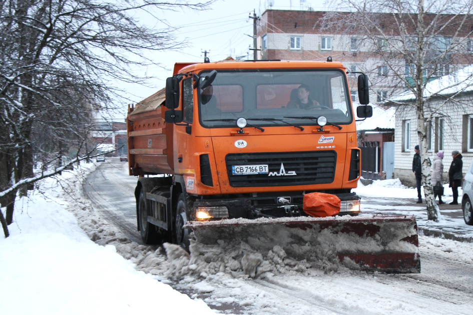 Комунальники розчищають дороги Черкас (ВІДЕО)
