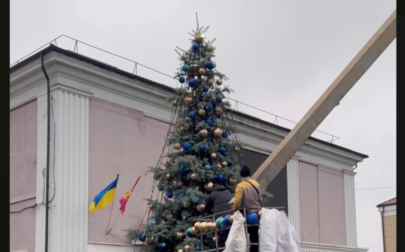 У Золотоноші прикрасили новорічну ялинку