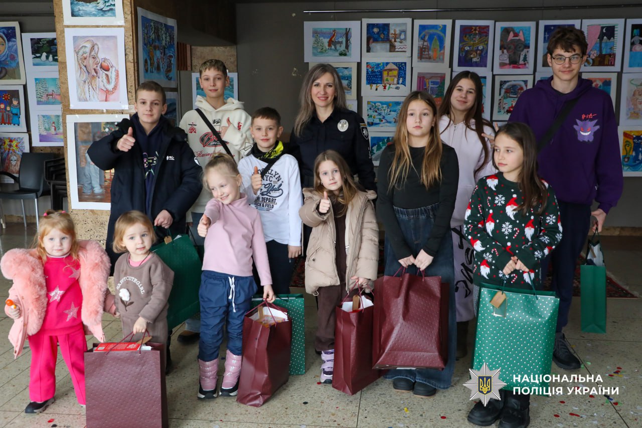 Поліцейські влаштували в Черкасах новорічну казку для дітей, чиї батьки на захисті України