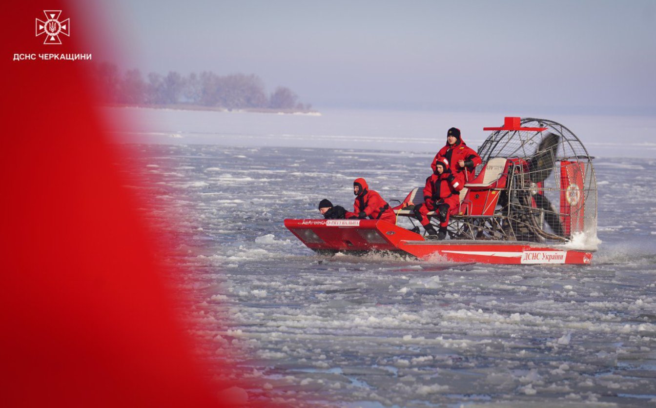 Черкаські рятувальники удосконалювали навички порятунку на льоду
