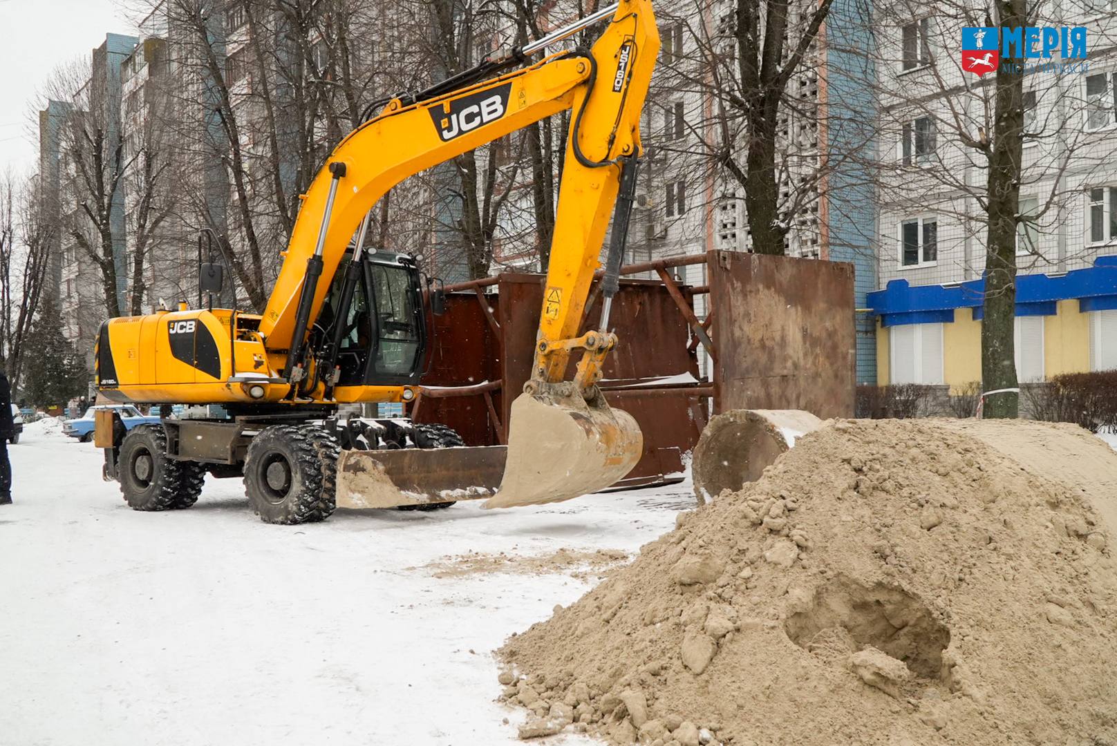 Комунальники цілодобово працюють на аварійній ділянці вулиці Гоголя в Черкасах (ФОТО)