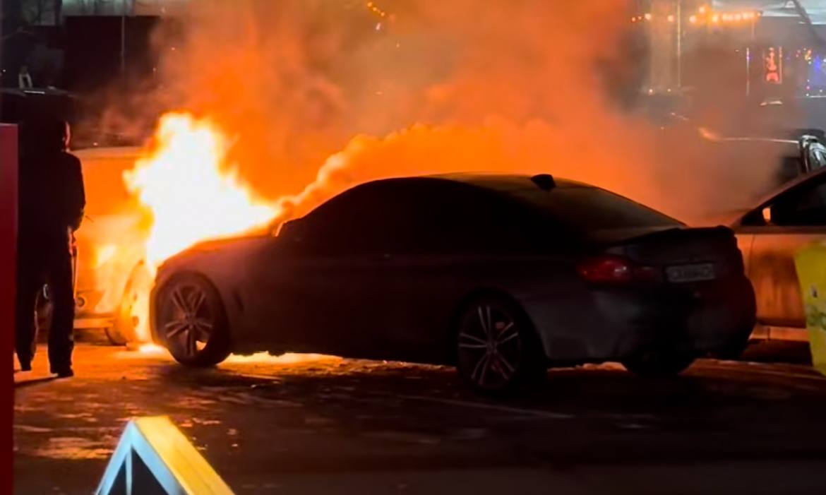 У центрі Черкас учора зайнялася автівка “BMW” (ВІДЕО)