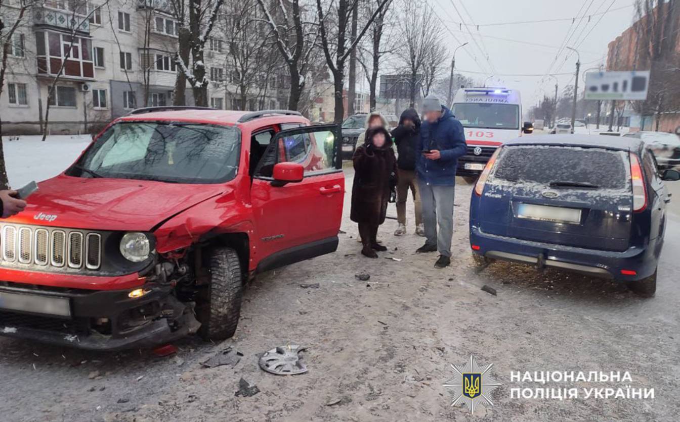 У Черкасах водій наїхав на жінку, а потім скоїв ДТП ще й з автівкою (ФОТО)