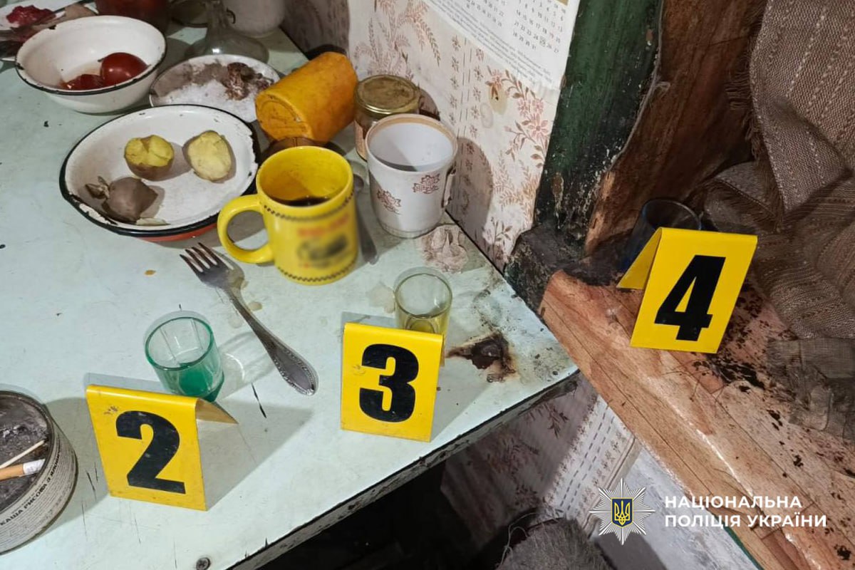 54-річний черкащанин накинувся на свого товариша з ножем, потерпілий — в реанімації (ФОТО)