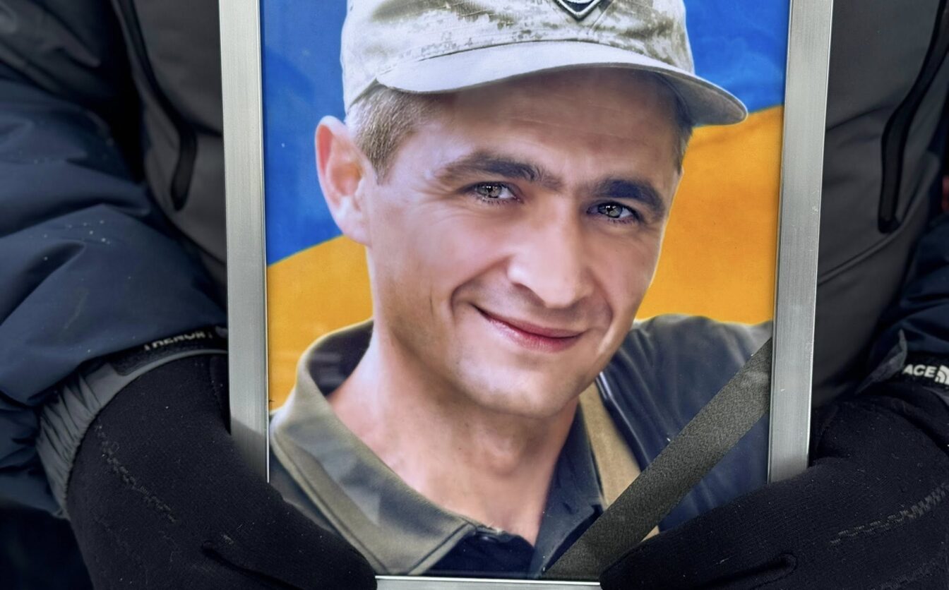 Городище провело в останню путь захисника, який понад рік тому поліг на Курщині (ФОТО)