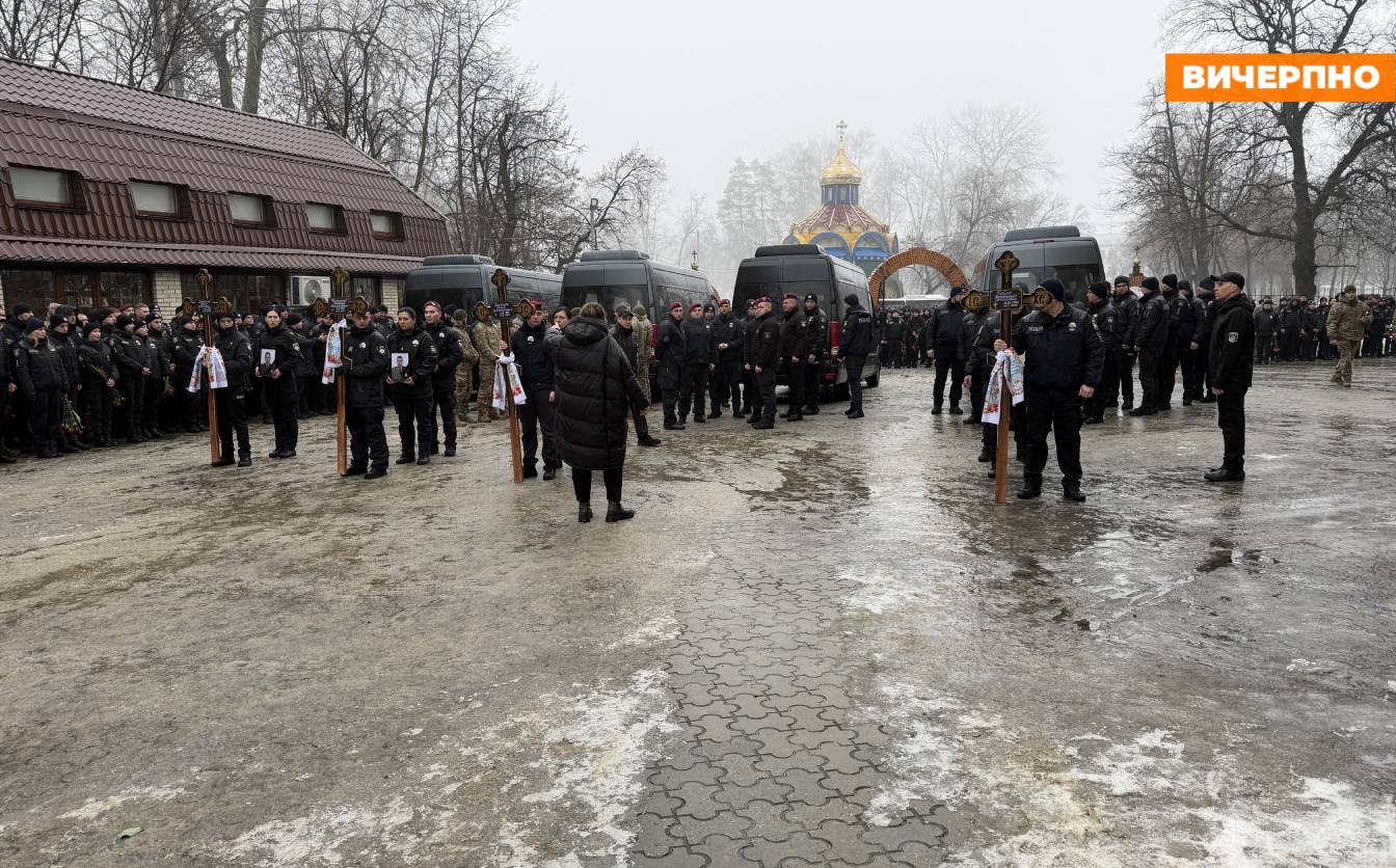 У Черкасах попрощалися з чотирма поліцейськими, які загинули під час проведення спецоперації (ФОТО)