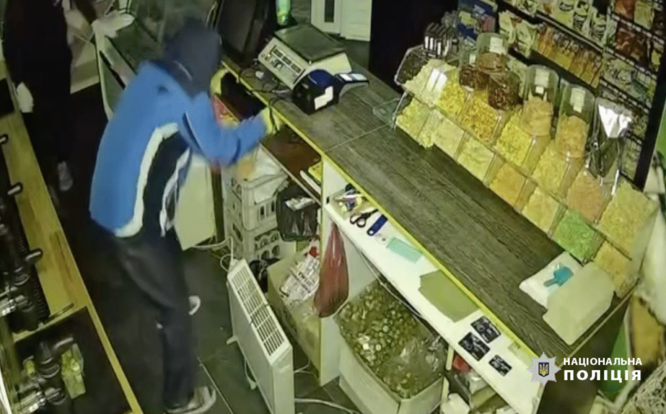 Невідомі вчинили крадіжку в черкаському магазині (ВІДЕО)