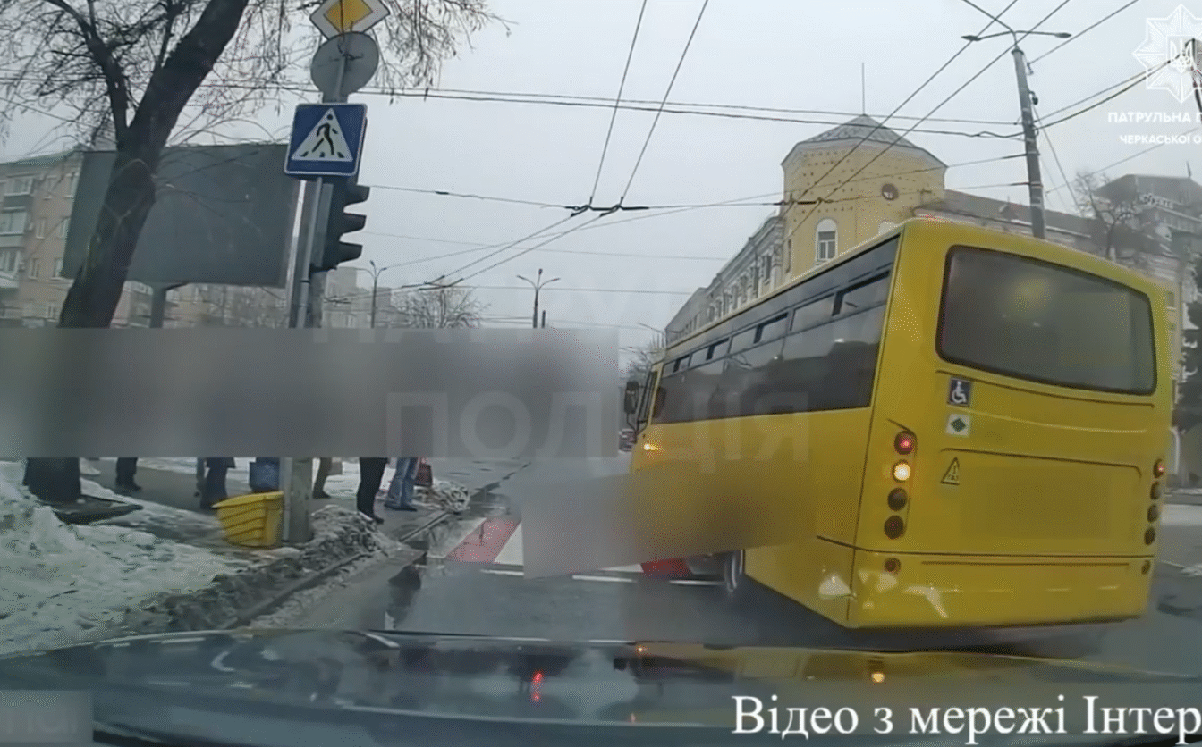 У Черкасах водій маршрутного автобуса порушив ПДР (ВІДЕО)