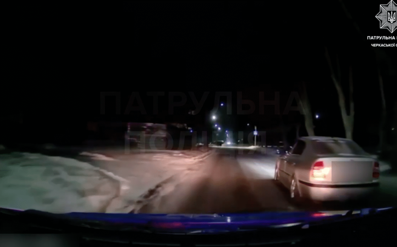 Нетверезий водій “Skoda Octavia” намагався втекти від поліції в Черкасах (ВІДЕО)
