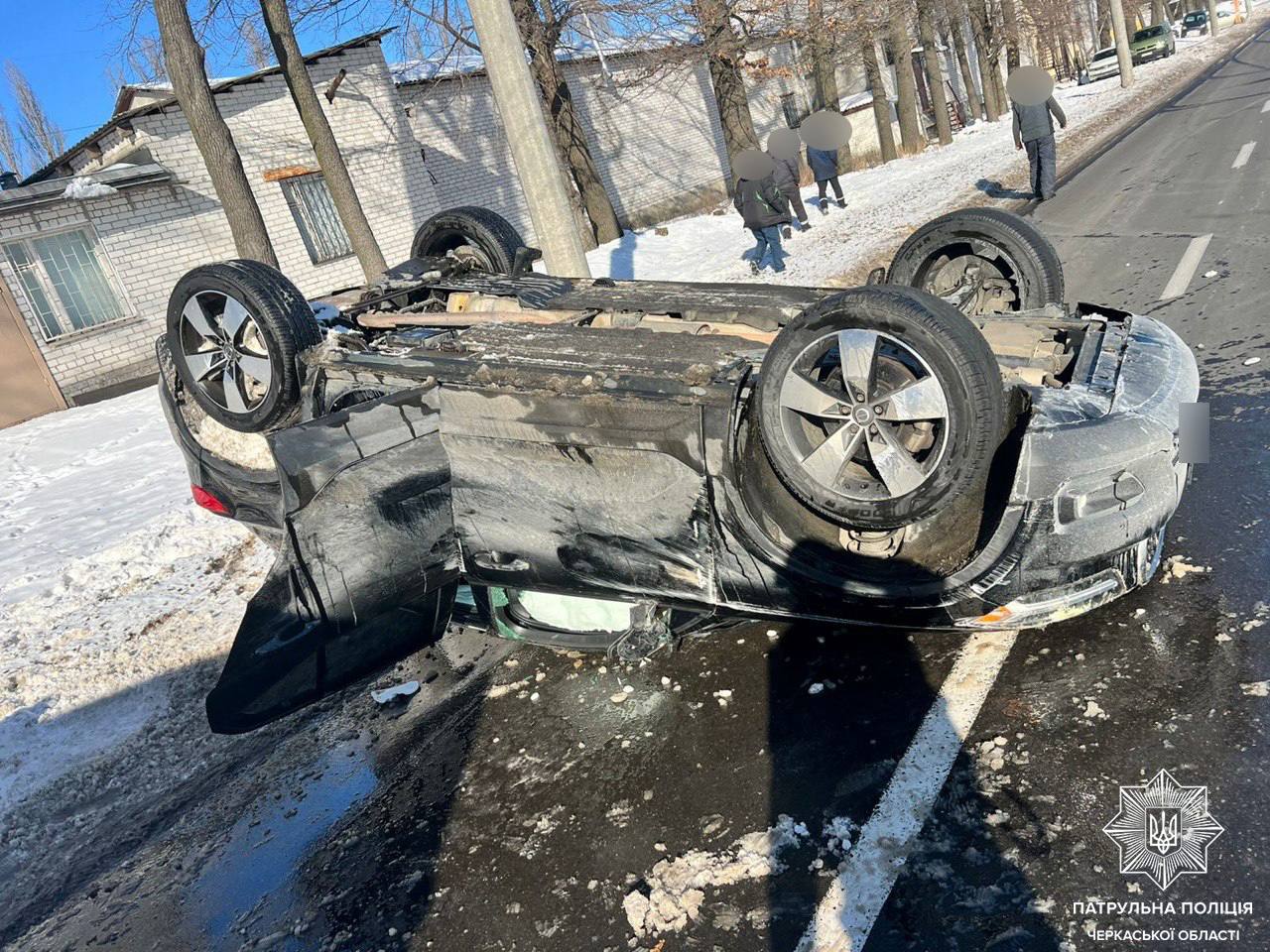 Під час ДТП на вулиці Руставі в Черкасах автівка перекинулася на дах (ФОТО)