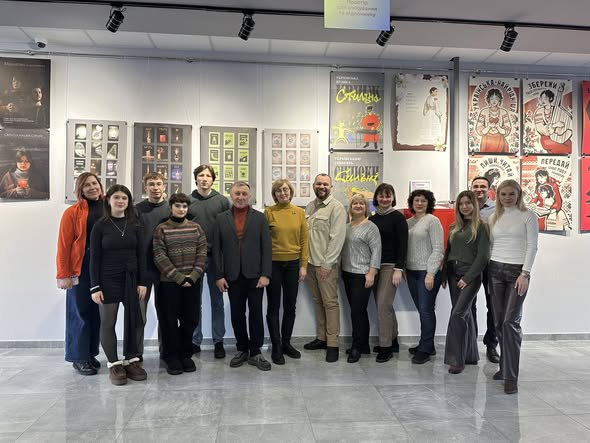 Виставку студентських плакатів відкрили в одному з ЦНАПів Черкас (ФОТО)
