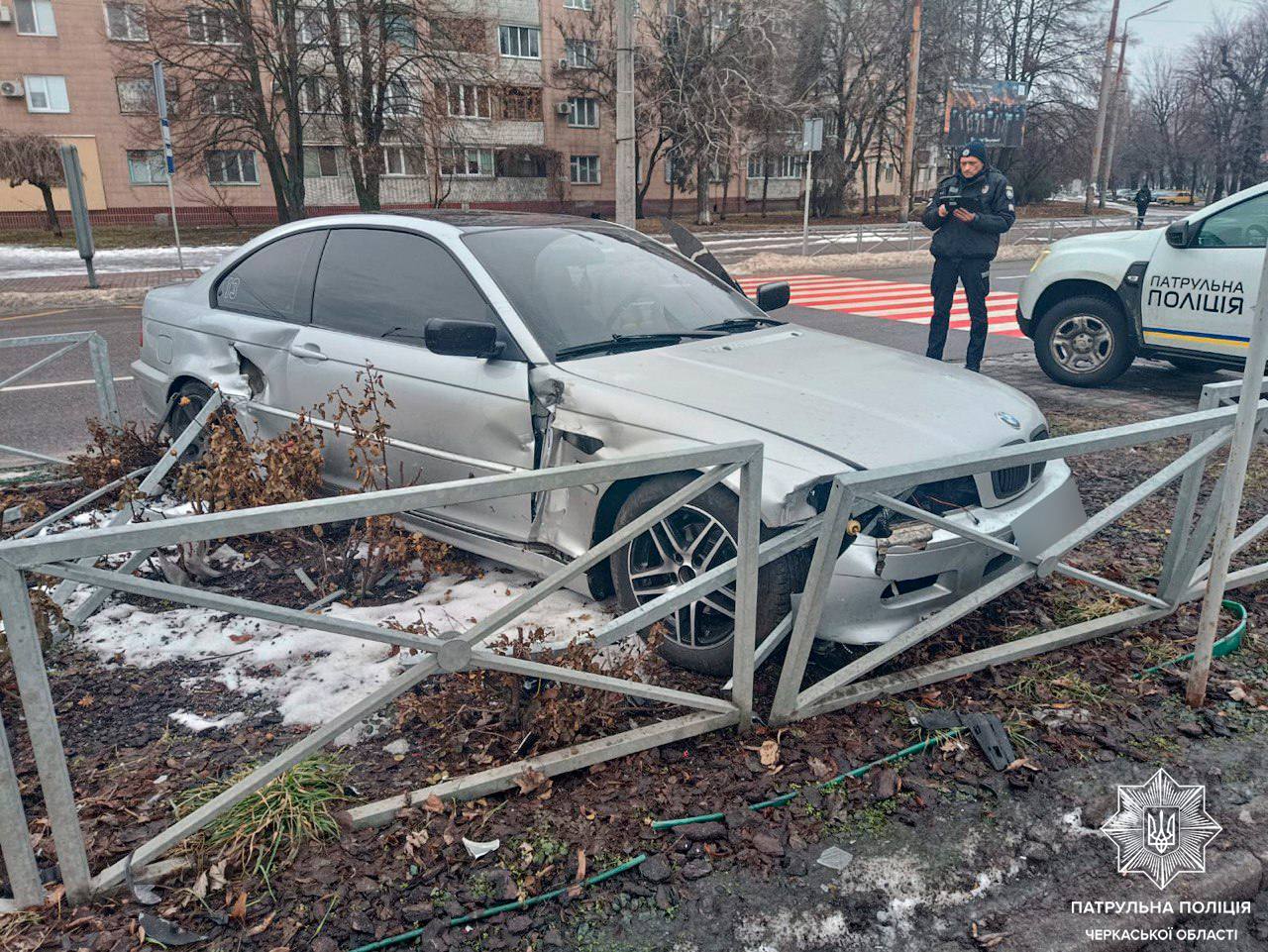 У Черкасах водій “BMW” наїхав на огорожу (ФОТО)