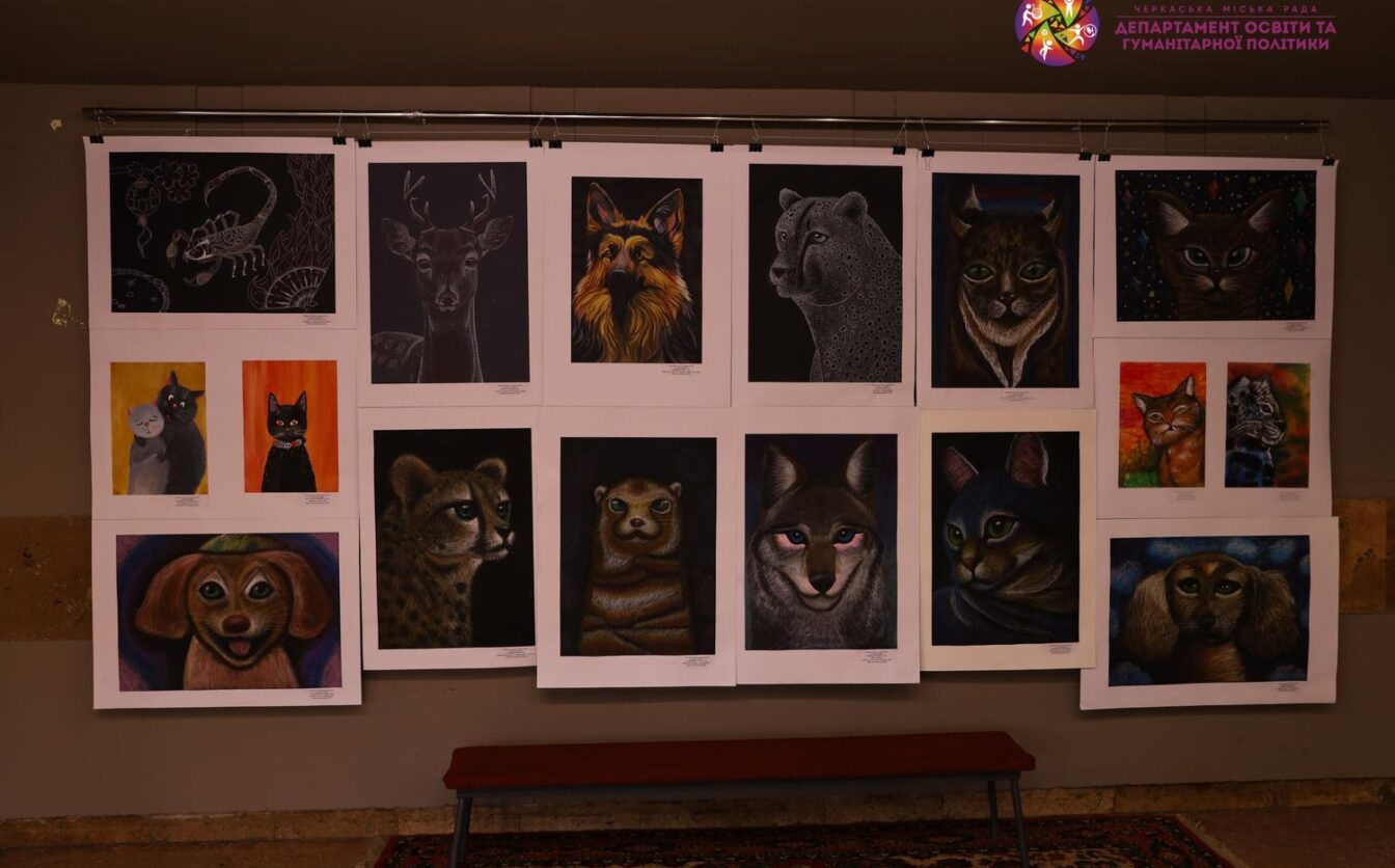 Юні митці Черкаської художньої школи представили виставку «Хвостаті друзі»