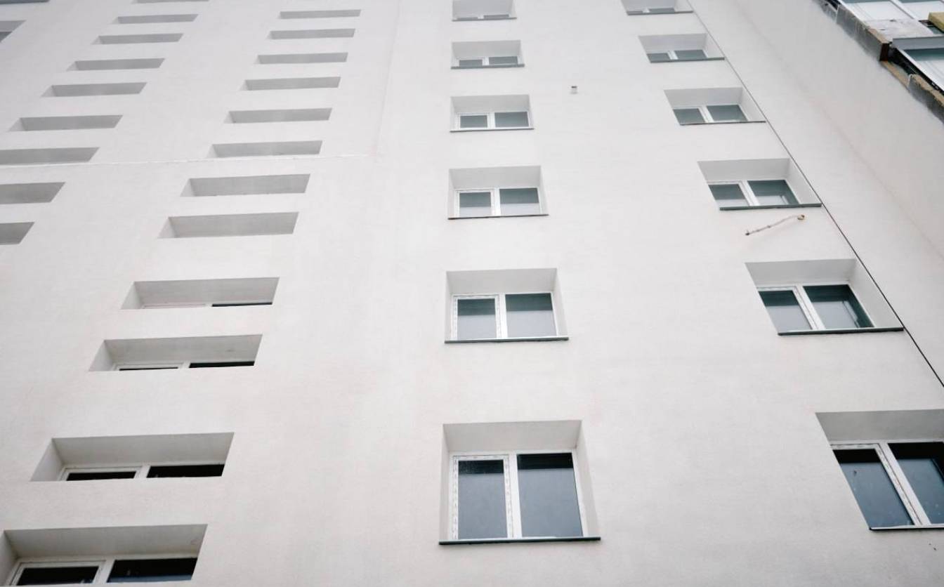 На фото відбудова багатоповерхівки в Умані