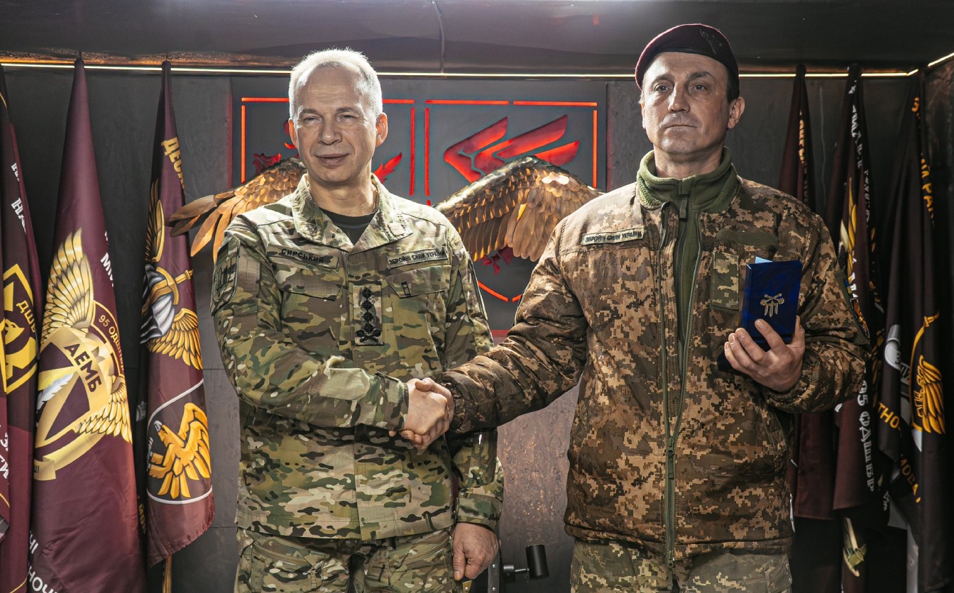 Сирський відзначив черкащанина знаком “Золотий хрест”